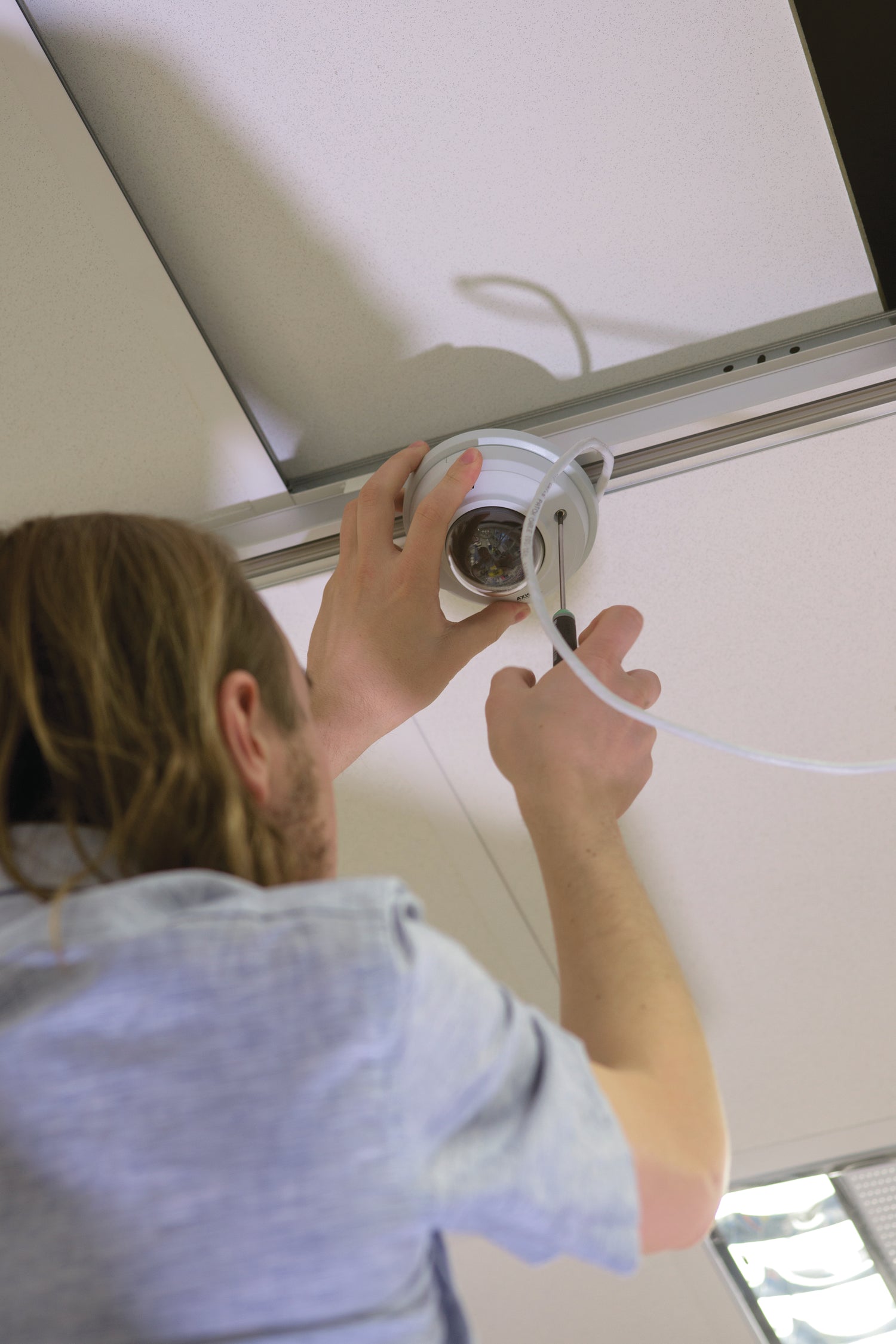 Installer Screwing lighting track